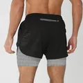 Vue arrière détaillée du short de course 2-en-1 pour homme avec poche zippée réfléchissante. - S / Bas / Noir et Gris