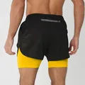 Vue arrière du short de course 2 en 1 pour homme avec doublure jaune. - Jaune