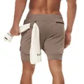 Pantaloncini sportivi doppio strato da uomo colore taupe con asola per asciugamano fitness - Cachi