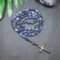Detalle del collar de cuentas de sodalita de 8mm con colgante de cruz de hematita - Sodalita