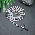 Primer plano del collar rosario de piedra natural de 8mm con cruz de hematita - Morganita
