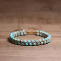 Detailansicht eines handgefertigten zweilagigen blauen Türkis-Achat-Perlenarmbands - Kaiserblau