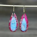 Detailopname van druppeloorbellen met roze en blauwe natuurlijke steentextuur - Traan 6 (Roze-Blauwe Steen)