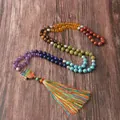 Vista detallada del collar 108 cuentas Mala con 7 piedras chakra y borla colorida - Estilo Rosario con Borla