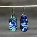 Detail van blauwe en groene gemarmerde keizerlijke jaspis druppeloorbellen met goud - Traan 8 (Blauw-Groene Mix)