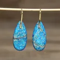 Detailopname van prachtige druppelvormige oorbellen van natuurlijk blauwe jaspis - Traan 9 (Teal Gevlekt)