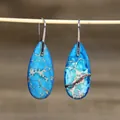 Macrodetail van blauwe keizerlijke turquoise oorbellen in de vorm van een waterdruppel - Traan 10 (Lichtblauw-Bruin)