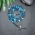 Detalle de cuentas de ágata azul rayada y colgante de cruz de hematita en collar - Ágata azul a rayas
