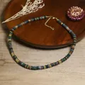 Dettaglio di collana fatta a mano in pietre naturali con catena dorata regolabile. - Verde Scuro