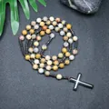 Vista detallada del collar rosario artesanal de ágata loca con cruz de hematita - Ágata Loca