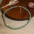 Dettaglio di collana boho fatta a mano con pietre naturali verdi e distanziatori oro. - Verde Chiaro