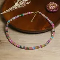 Collana di pietre naturali colorate fatta a mano con catena dorata regolabile stile bohémien - Multicolore
