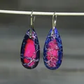 Prachtige blauw-roze gemarmerde druppeloorbellen met elegante goudkleurige haken. - Traan 12 (Blauw-Roze Mix)