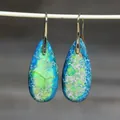 Prachtige druppeloorbellen van blauwe en groene keizerlijke jaspis met gouden haken. - Traan 18 (Heldergroen-Blauw)
