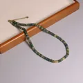 Bohemian ketting van groene natuursteen kralen met gouden tussenstukjes en verstelbare ketting - Groene Jade