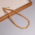 Handgemaakte boho-ketting met oranje natuurstenen kralen en gouden afstandsringen - Rode Aventurijn