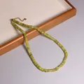 Collana bohémien in pietra naturale fatta a mano con distanziali dorati e catenina - Peridoto