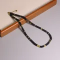 Collana girocollo boho fatta a mano con perle nere e anelli dorati per donna elegante - Agata Nera Lucida