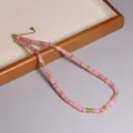 Collana regolabile fatta a mano con perle in pietra naturale rosa e distanziali dorati. - Giada Rosa Ottimizzata