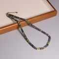 Collana fatta a mano con perline di pietra naturale, anelli dorati e catena regolabile - Lampo Nero
