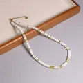 Collana bohémien fatta a mano con pietre bianche, distanziatori dorati e catenina. - Turchese Bianco