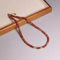 Collana boho fatta a mano in pietre naturali rosse con distanziatori dorati, regolabile - Diaspro Rosso