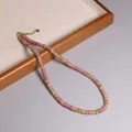 Elegante collana bohémien fatta a mano con pietre rosa e chiusura regolabile in oro. - Grana di Legno Rosso
