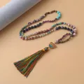 Vista detallada del collar Mala de 108 piedras coloridas con colgante de borla - Collar de Borlas Multicolor