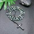 Detalle de un collar de rosario de ágata musgosa con colgante de cruz de hematita. - Ágata musgo