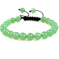 Close-up detail van 8 mm groene edelsteen kralen op een zwart gevlochten armband. - Groene Aventurijn