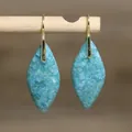 Detailaufnahme von markisenförmigen Ohrringen aus blauem Kaiserstein mit Goldhaken. - Natürliche Form 25