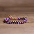 Detailansicht eines handgefertigten zweilagigen 4mm-Indischen Achatperlenarmbands. - Blumenlila
