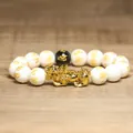 Détail d'un bracelet Pixiu porte-bonheur avec perles gravées du mantra sur bois. - Perles Mantra Blanches (2)