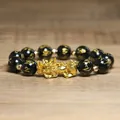 Vue détaillée des perles noires et du Pixiu doré sur un bracelet de richesse - Perles Mantra Noir Mat (3)