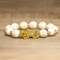 Vue détaillée d'un charm Pixiu doré et de perles gravées de mantras sur ce bracelet de richesse - Perles Blanches Brillantes Pixiu Doré (4)