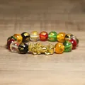 Gros plan d'un bracelet en perles colorées avec un pendentif PiXiu doré et des mantras. - Perles Mantra Multicolores (5)