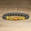 Vue détaillée du bracelet Pixiu avec perles métalliques et pierre centrale orange. - Double Pixiu Gris Métallique (6)