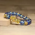 Vue rapprochée d'un charme Pixiu doré et de perles bleues avec le mantra bouddhiste - Perles Mantra Bleu Royal Translucides (8)