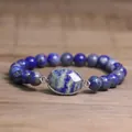 Gedetailleerd aanzicht van een elastische armband met blauwe lapis lazuli kralen op hout - Lapis Lazuli (Stijl 1)