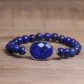 Elastische armband van natuurlijke blauwe kralen met grote ovale facetgeslepen steen - Lapis lazuli