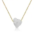 Detalle de un colgante de cristal blanco natural con cadena de acero inoxidable dorada - Piedra Luna Blanca