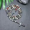 Primer plano de collar hecho a mano de heliotropo y hematita de 8mm con crucifijo - Heliotropo
