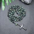 Detalle de rosario de jaspe verde oscuro y hematita con un colgante de cruz grande - Jaspe Kambaba