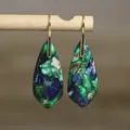 Detail van druppelvormige oorbellen van keizerlijke steen met blauwe patronen - Blauwgroen