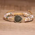 Detailopname van een handgemaakte dubbellaagse geweven armband met een labradorietsteen - Labradoriet