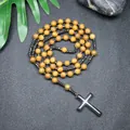 Primer plano detallado del collar de cuentas de piedra de madera y cruz de hematita - Jaspe