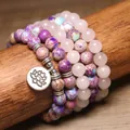 Primo piano di bracciale con perline di diaspro viola 8mm e quarzo rosa con ciondolo loto - Pietra Fiore Viola e Quarzo Rosa