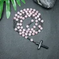 Vista detallada del collar rosario hecho a mano con cuarzo rosa y perlas hematita - Cuarzo rosa