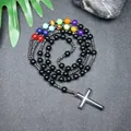 Vista detallada de un collar con colgante de cruz de hematita negra y piedras chakra - Chakra Negro Brillante