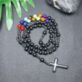 Detalle de rosario de piedras naturales chakra hecho a mano con cruz de hematita - Arco Iris Esmerilado